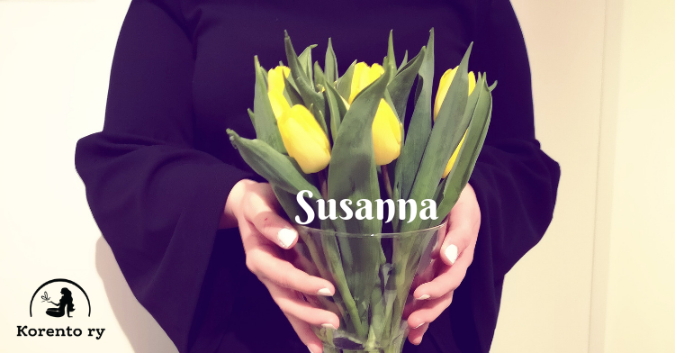 Bannerissa kirjoittajan nimi Susanna. Kuvassa taustalla henkilö, joka pitelee vaasissa keltaisia tulppaaneja. 